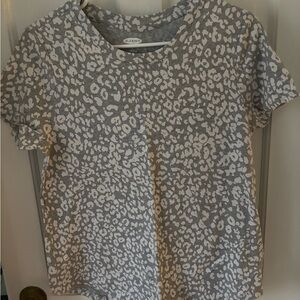 Old Navy Gray and White Leopard Short Sleeve Tee